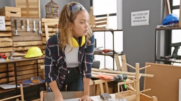 Mulher Hispânica Jovem Ainda Bela Indolente Carpintaria Braços Abertos Perplexidade — Vídeo de Stock