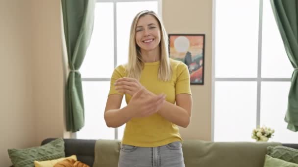 Блондинка Молодая Женщина Счастливая Дома Улыбающаяся Уверенность Положительные Эмоции Спортивная — стоковое видео
