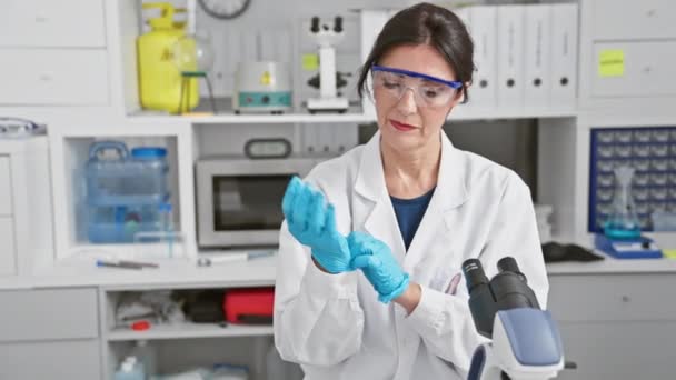 Eine Reife Wissenschaftlerin Einem Labor Mit Schutzbrille Und Handschuhen Bei — Stockvideo
