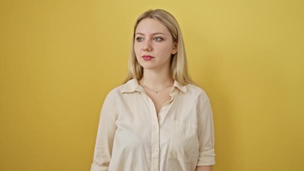 Pewna Siebie Młoda Blondynka Nosi Prosty Styl Ufa Jej Naturalny — Wideo stockowe