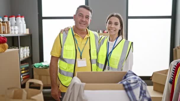 Voluntarios Confiados Sonrientes Abrazándose Centro Caridad Mientras Trabajan Juntos Sus — Vídeo de stock