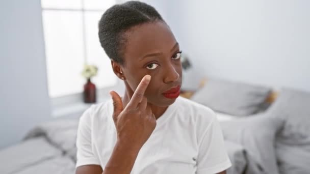 Mądra Ostrożna Afrykanka Amerykańska Kobieta Schładzająca Się Sypialni Podejrzanie Cię — Wideo stockowe