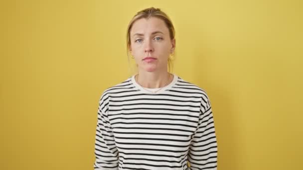 Belleza Rubia Desconcertada Una Camiseta Rayada Expresando Gesto Aislado Sobre — Vídeo de stock