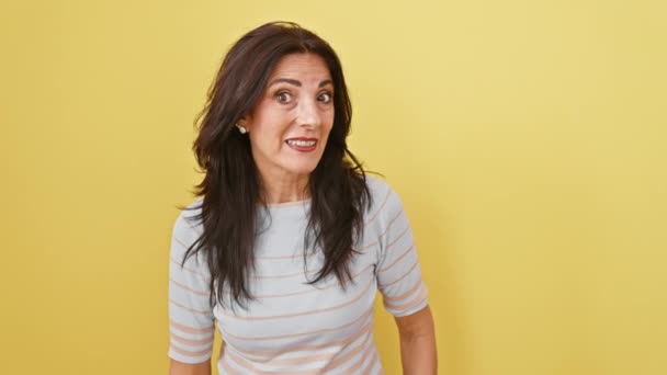 Mujer Hispana Sonriente Mediana Edad Que Escucha Chismes Jugosos Entrega — Vídeo de stock