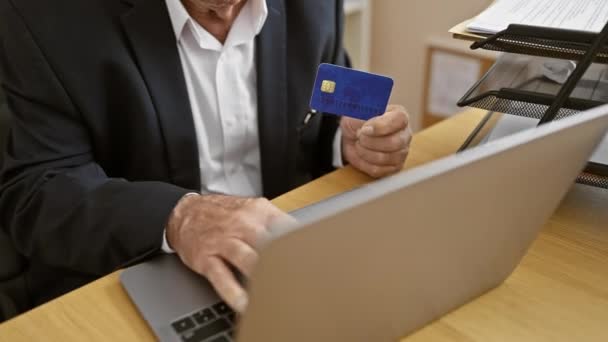 Улыбающийся Старший Бизнесмен Работающий Интернете Уверенно Пользующийся Ноутбуком Кредитной Картой — стоковое видео