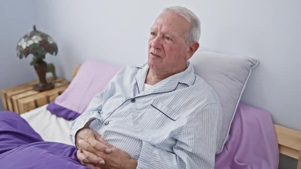 Расстроенный Пожилой Человек Пижаме Скептически Нахмурился Кровати Показывая Негативные Эмоции — стоковое видео