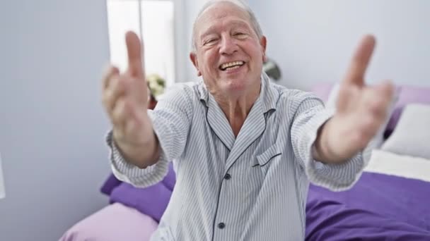 Fröhlicher Älterer Herr Pyjama Die Arme Weit Aufgerissen Eine Umarmung — Stockvideo