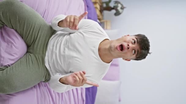 Jeune Homme Hispanique Extatique Pyjama Couché Sur Lit Pointant Joyeusement — Video