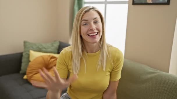 Veselá Mladá Blondýnka Sebevědomě Ukazuje Prstem Pět Usmívá Svém Útulném — Stock video