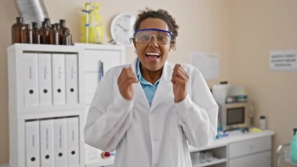 Glada Unga Afrikanska Amerikanska Kvinnliga Forskare Stenar Rehab Klinik Firar — Stockvideo