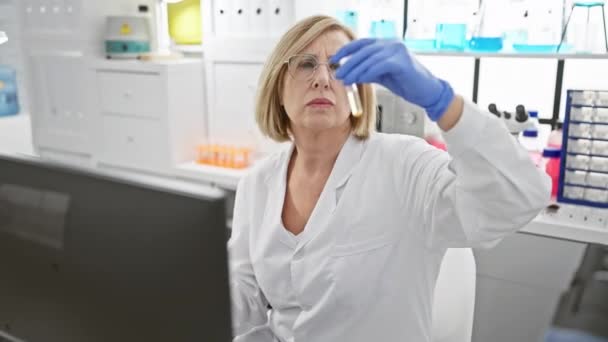Eine Wissenschaftlerin Mittleren Alters Untersucht Labor Ein Reagenzglas Und Zeigt — Stockvideo