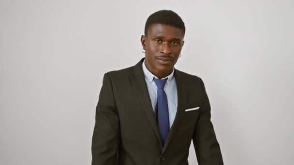 Gelukkige Afro Amerikaanse Man Pak Gekleed Staand Wijzend Met Vinger — Stockvideo