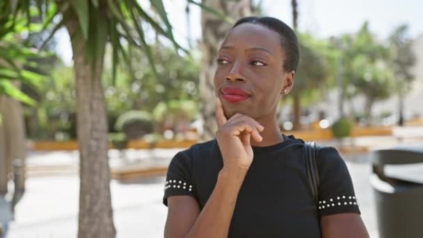 Крутая Привлекательная Африканская Американка Стоящая Сомнительным Выражением Лица Солнечной Городской — стоковое видео