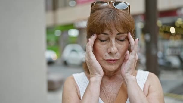 Zestresowana Dojrzała Kobieta Bólem Głowy Ruchliwej Ulicy Miasta — Wideo stockowe
