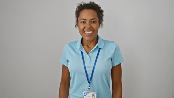 Heyecanlı Genç Afrikalı Amerikalı Kadın Beyaz Arka Planda Tek Başına — Stok video