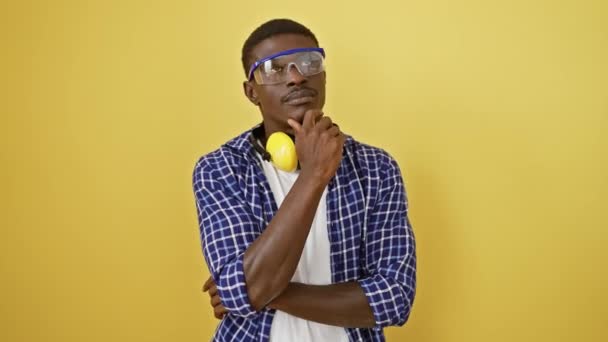Självsäker Men Ändå Lyhörd Afrikansk Amerikansk Man Skyddsglasögon Hand Haka — Stockvideo