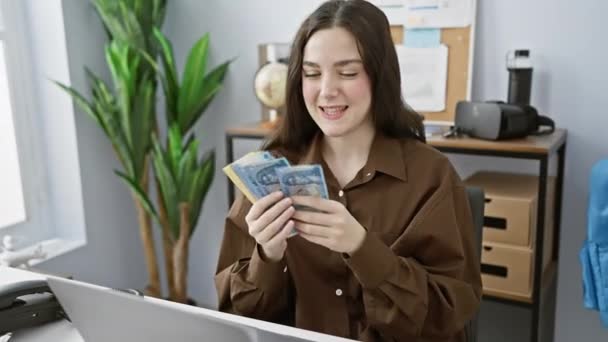 Junge Frau Untersucht Ungarische Forint Banknoten Einem Modernen Büro Und — Stockvideo