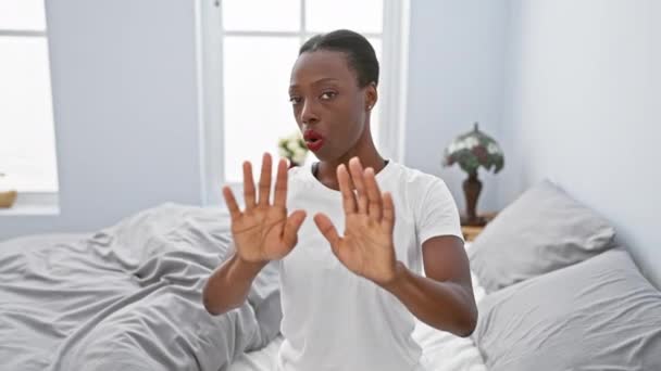 Африканська Американка Своїй Спальні Лежить Ліжку Демонструючи Чітку Відмову Долонями — стокове відео