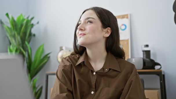 Joven Mujer Caucásica Sonriendo Oficina Moderna Retratando Ambiente Trabajo Positivo — Vídeo de stock