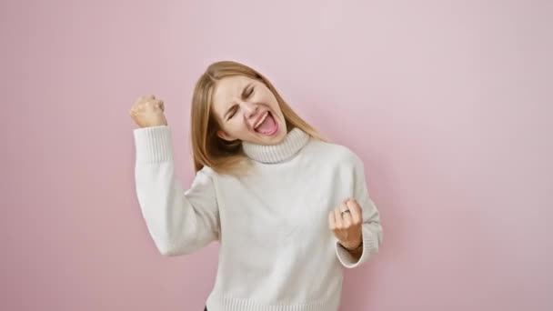매력적인 금발의 소녀는 승리의 기쁨에 그녀의 진진한 승리에 Basking 분홍색 — 비디오