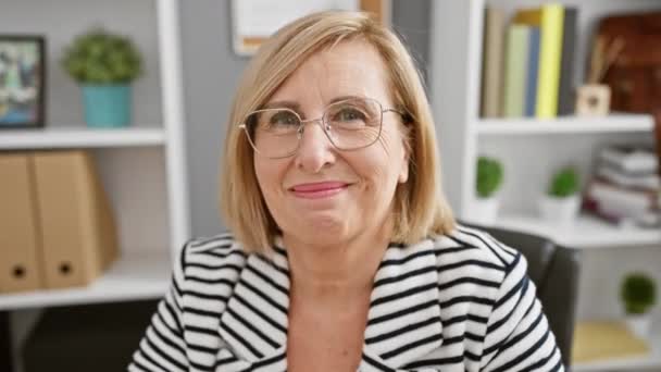 Una Alegre Mujer Mayor Con Gafas Sonríe Calurosamente Entorno Oficina — Vídeos de Stock
