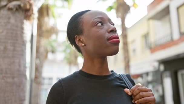 Coole Attraktive Afrikanisch Amerikanische Frau Die Stark Auf Einer Sonnigen — Stockvideo
