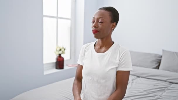 Glädjefylld Afrikansk Amerikansk Kvinna Koppla Sin Sovrumssäng Stråla Ett Tryggt — Stockvideo