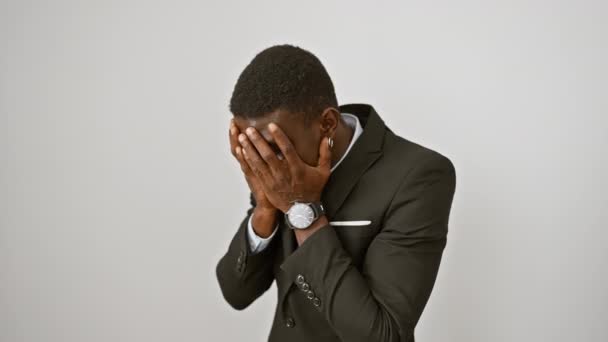 Depressiver Afrikanisch Amerikanischer Mann Anzug Verdeckt Seinen Traurigen Gesichtsausdruck Mit — Stockvideo
