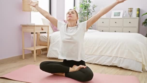 Een Jonge Vrouw Beoefent Yoga Een Serene Slaapkamer Als Voorbeeld — Stockvideo