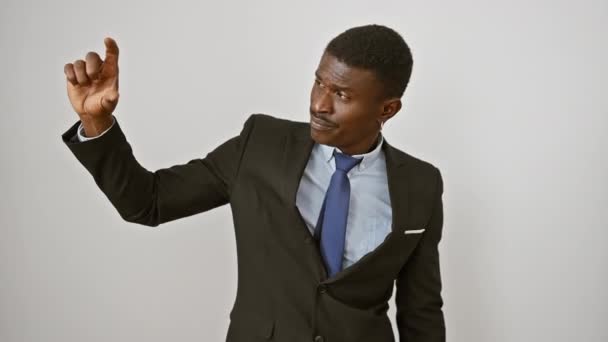 Красивый Африканский Американец Подходит Бизнеса Измеряя Небольшой Размер Концепции Пальцем — стоковое видео