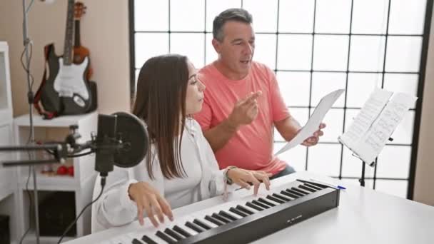 Musicisti Sorridenti Uomini Donne Immersi Nella Loro Lezione Studio Musicale — Video Stock