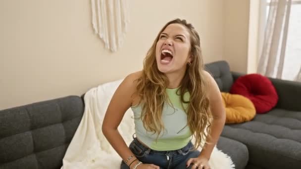 Woedende Mooie Jonge Spaanse Vrouw Casual Kleding Schreeuwt Frustratie Thuis — Stockvideo