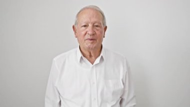 Kendine güvenen, neşeli, gri saçlı, gömlek giyen, dimdik duran son sınıf öğrencisi. Gülümsüyor, gülümsüyor, pozitif bir tavır sergiliyor.