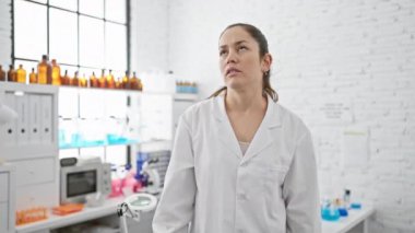 Tüh! Genç esmer, mavi gözlü, laboratuarda şaşkın duruyor, el ele, çok önemli bir hatayı unutarak. Hafıza hatası mı yoksa işte aptalca bir hata mı? Laboratuvarda stres kabarcıkları.