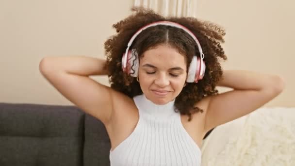 Uma Jovem Hispânica Gosta Música Com Fones Ouvido Sorrindo Uma — Vídeo de Stock