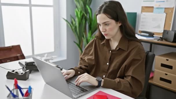 현대적인 사무실 환경에서 노트북과 스마트 초점을 태스크 전문성과 연결을 — 비디오