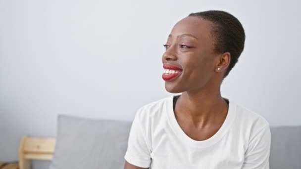 Lachend Vol Vertrouwen Afrikaans Amerikaanse Vrouw Liggend Comfort Bed Gelukkige — Stockvideo