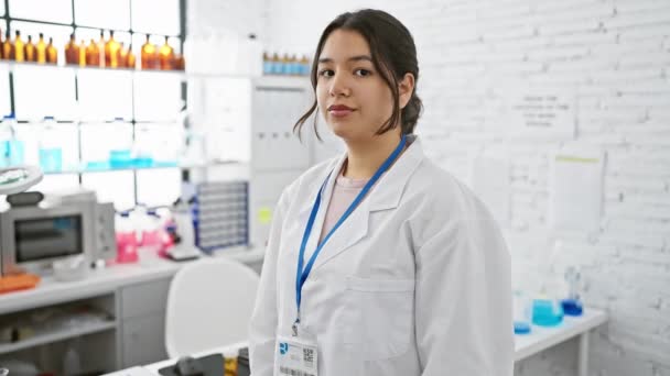 在明亮的现代实验室里 自信的年轻女性科学家 双臂交叉地站在一起 — 图库视频影像