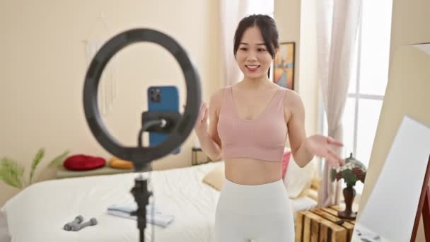 Sorrindo Jovem Asiático Mulher Vestindo Athleisure Casa Vestuário Prepara Para — Vídeo de Stock