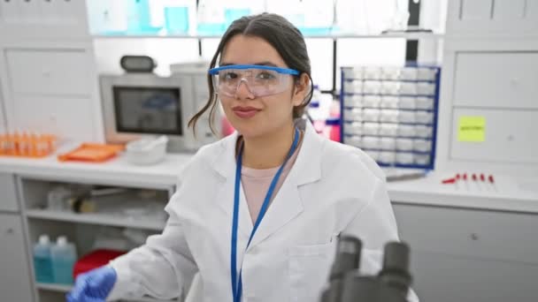 Självsäker Ung Latinamerikansk Kvinna Forskare Strålar Labbet Stolt Pekar Själv — Stockvideo