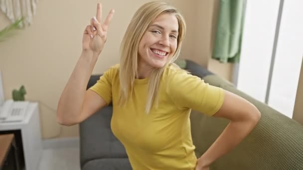 Seznamte Temperamentní Mladou Blondýnou Doma Radostně Oblečenou Trička Radostně Ukazující — Stock video