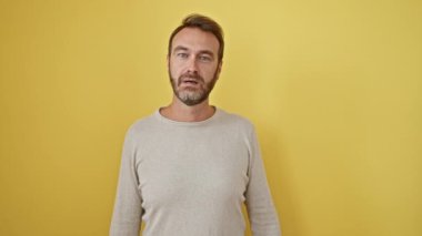 Genç İspanyol adam başarılı bir fikirle parmakla işaret ediyor. Heyecanlı ve mutlu. Bir numara. izole edilmiş sarı arkaplan