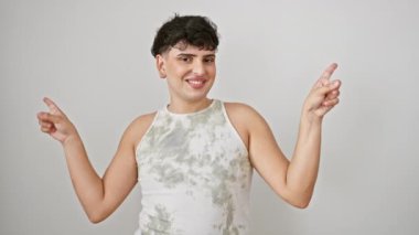 Yakışıklı, kendine güvenen ve farklı yönlere bakan genç bir adam kolsuz tişört reklamı sunuyor. Akılda kalıcı kopya alanı için izole edilmiş beyaz arkaplan. lgbtq dostane.