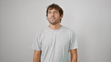 Tüh! Tişörtlü sinirli genç adam, aptalca bir hata yaptığını fark ederek alnına vuruyor. Unutkan, yakışıklı adam hataları pişmanlık duyarak hatırlar. beyaz arkaplanda izole.