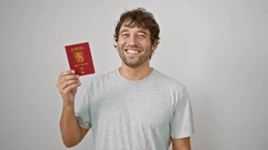 Mutlu, kendine güveni tam genç bir adam, izole edilmiş beyaz arka planda büyük bir gülümseme ile Avrupa seyahati için hazır, neşeli, sıradan bir adam. 