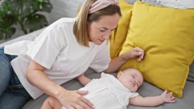 Yorgun bir anne yatakta yatıp uykulu kızına bakarken onlar da yatak odasında güzel bir anın tadını çıkarıyorlar.