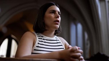 Viyana 'daki Augustinian Kilisesi' nde kilise bankında dua eden güzel İspanyol bir kadın.