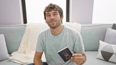 Işıldayan genç adam, rahat koltuğunda rahatça dinleniyor, gururla Hong Kong pasaportunu tutuyor, uzun zamandır beklenen Asya pasaportu ve günlük tatil gezisi için hazır..