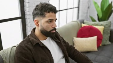 Stresli genç adam gözlerini ovuşturuyor, yorgun ve hayal kırıklığına uğramış hissediyor, baş ağrısı ve yorgunlukla mücadele ediyor.