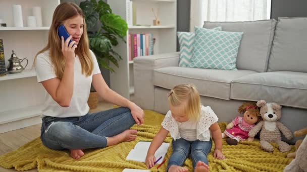 Sohbetli Aile Zamanı Beyaz Anne Kız Evde Oturmuş Sıcak Bir — Stok video